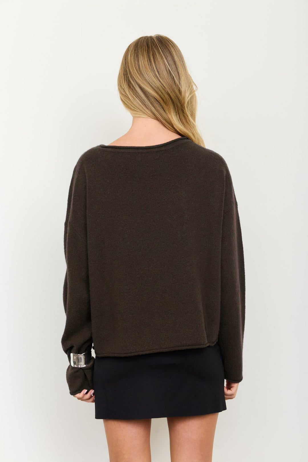 CENTER SEAM ROLLED NECK KNIT SWEATER