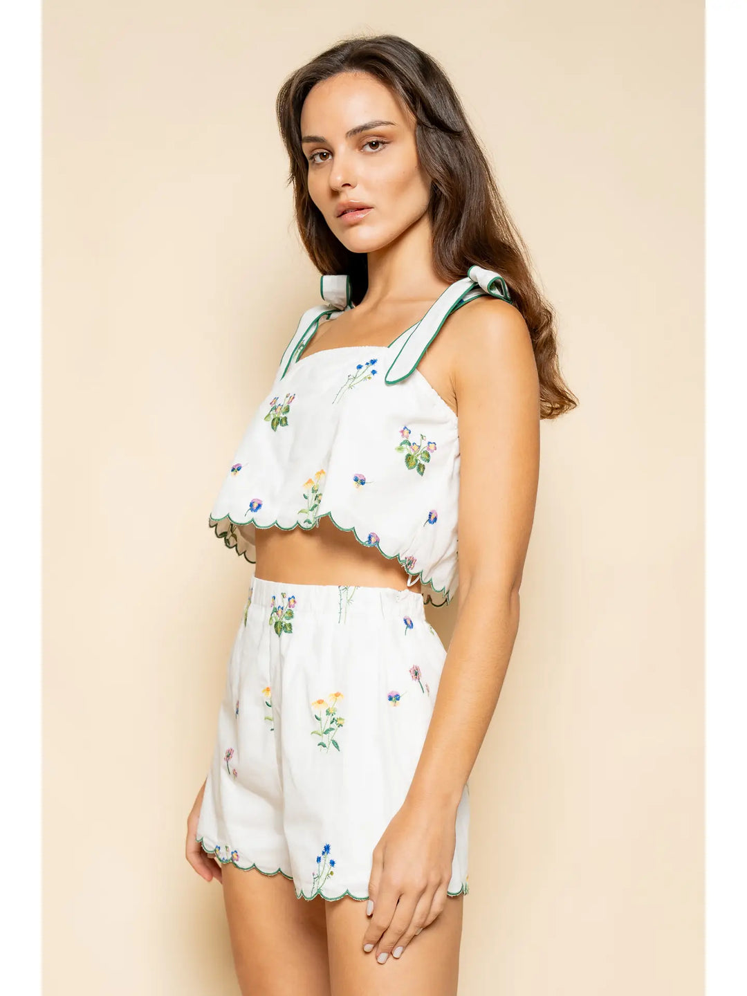 CONTRAST SCALLOP HEM CROP TANK TOP