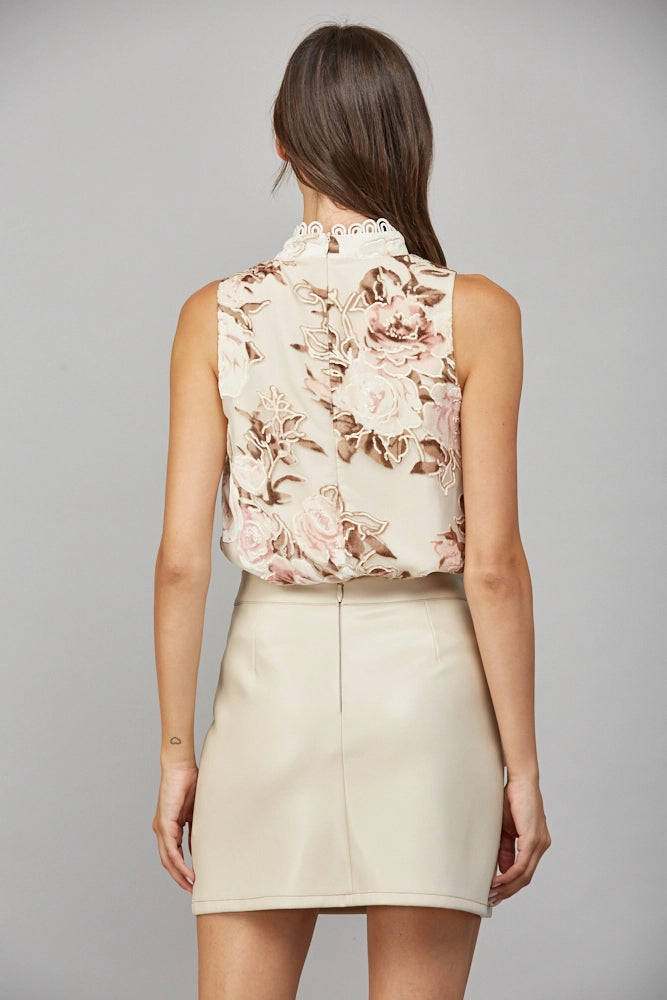 SLEEVELESS TOP WITH SCALLOP TAPE