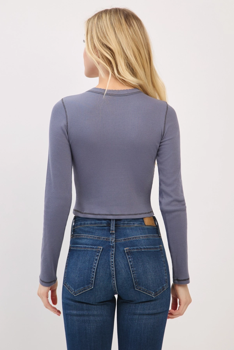 CREW NECK WITH SCALLOPED EDGE