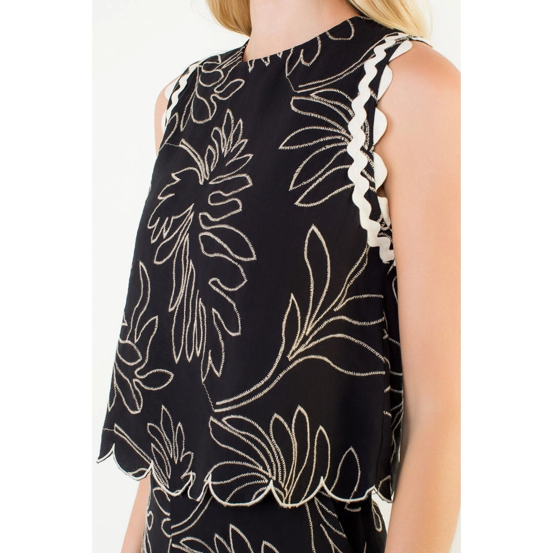 EMBROIDERED SLEEVELESS SCALLOP HEM TOP