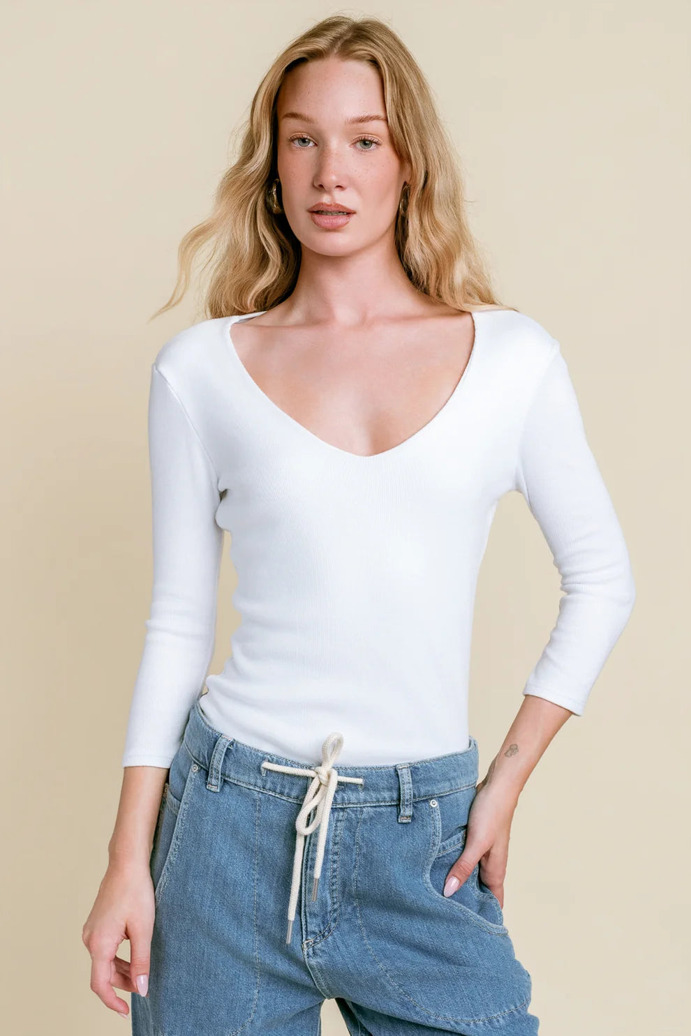 CALLIE CLEAN FINISH V-NECK ELBOW SLEEVE TOP