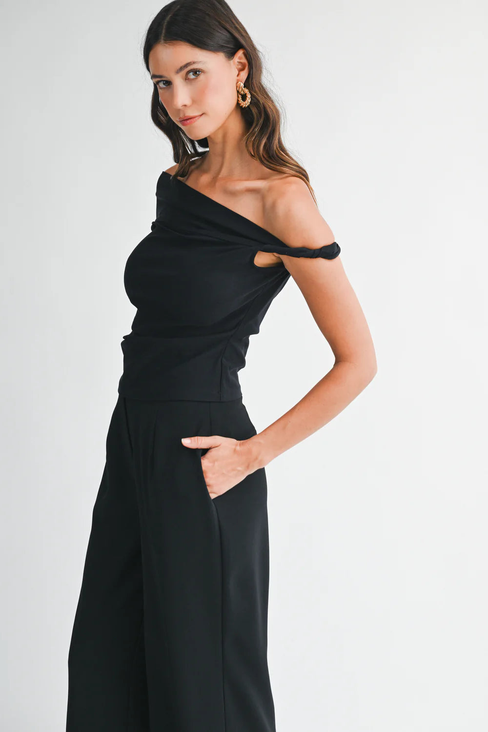 OFF SHOULDER TOP WITH TWISTED DETAIL