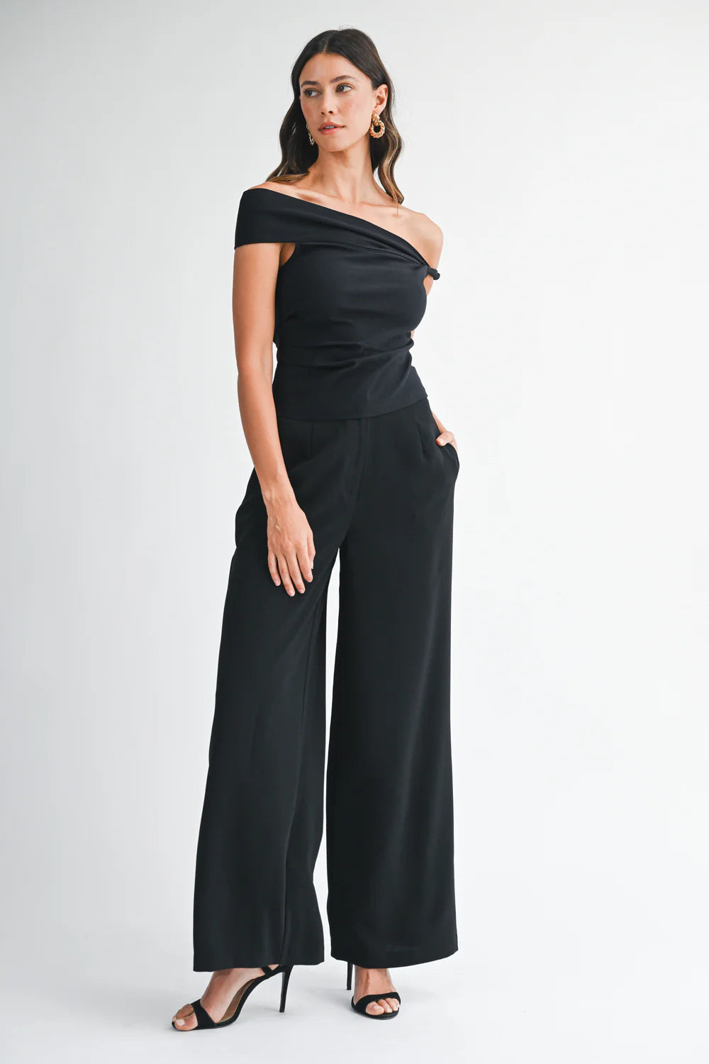 OFF SHOULDER TOP WITH TWISTED DETAIL