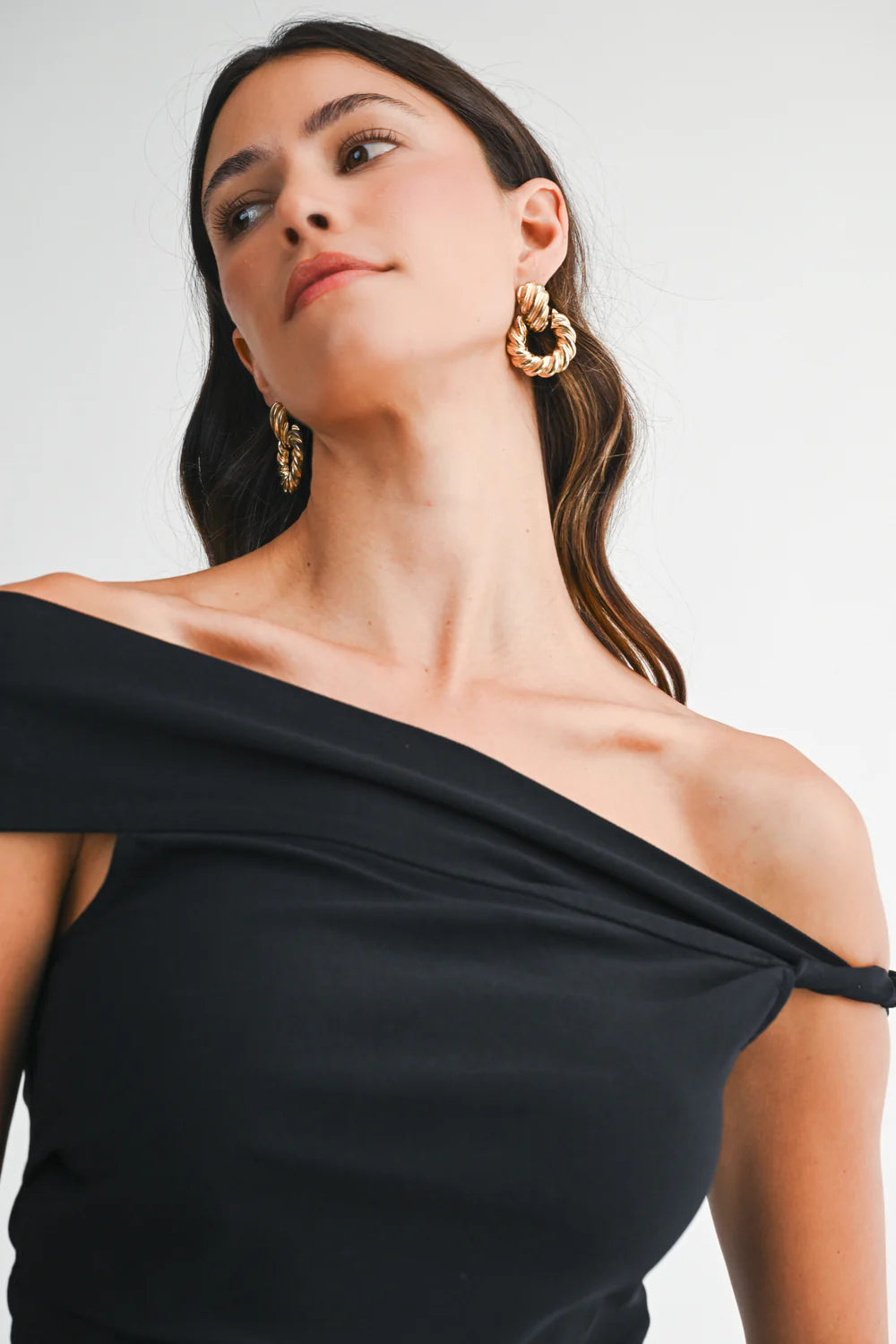 OFF SHOULDER TOP WITH TWISTED DETAIL
