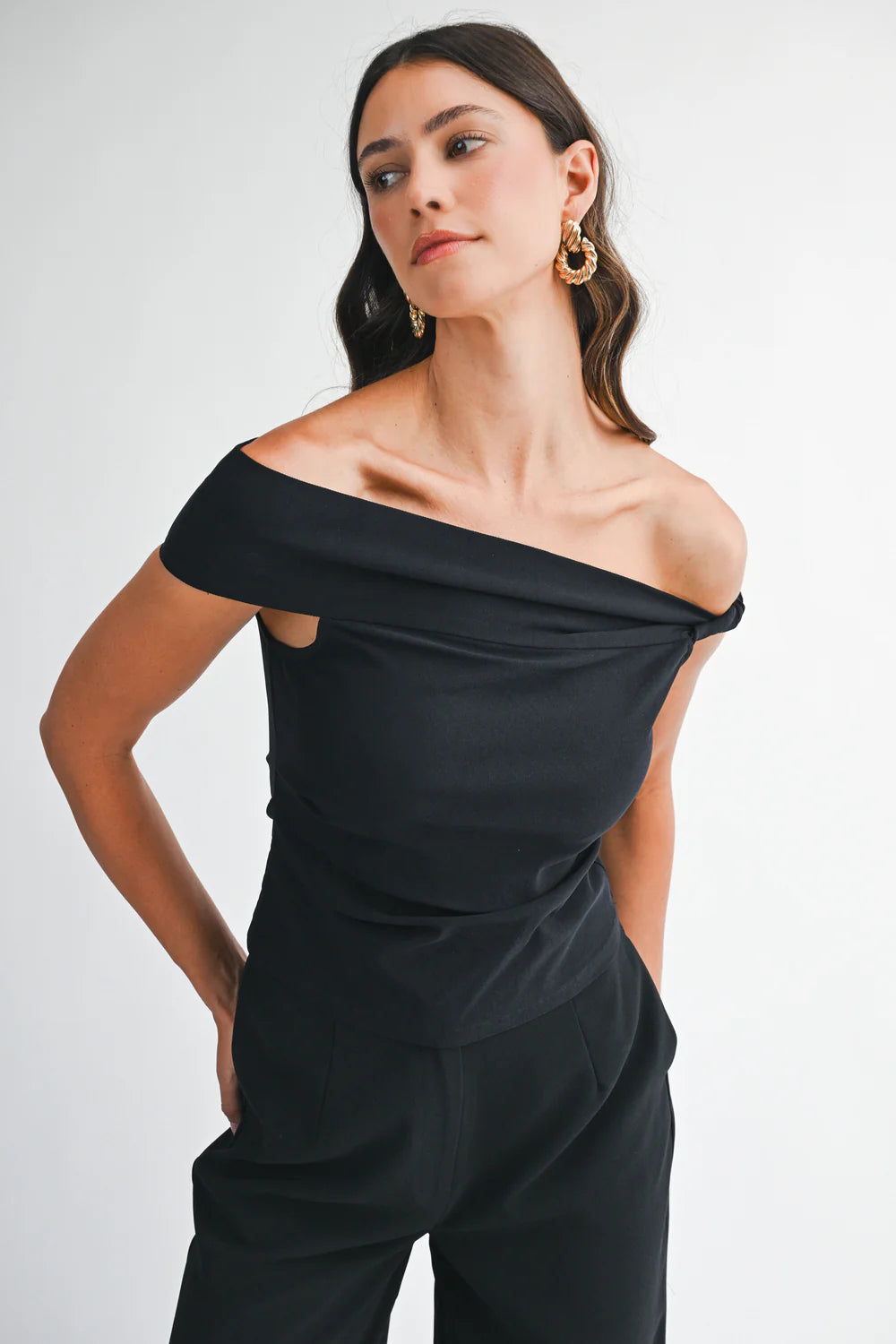 OFF SHOULDER TOP WITH TWISTED DETAIL