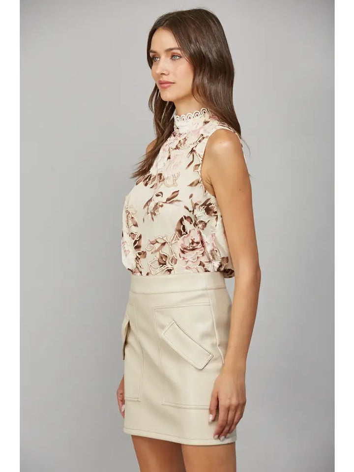 SLEEVELESS TOP WITH SCALLOP TAPE