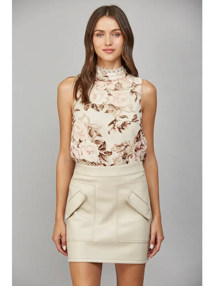 SLEEVELESS TOP WITH SCALLOP TAPE