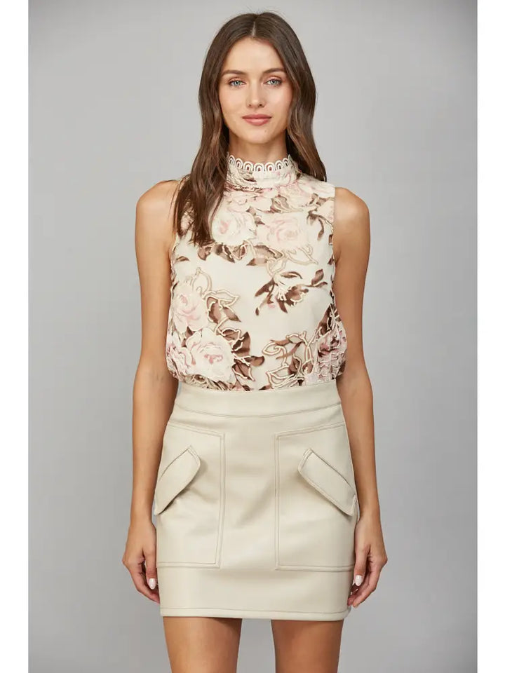 SLEEVELESS TOP WITH SCALLOP TAPE