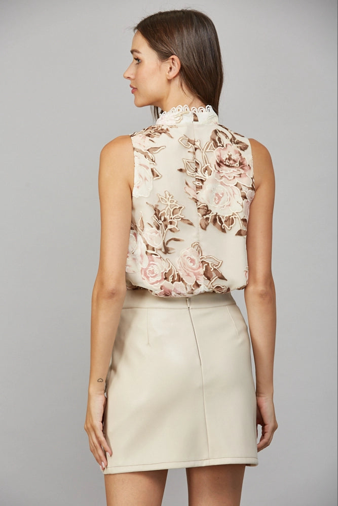SLEEVELESS TOP WITH SCALLOP TAPE