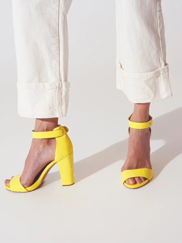 STRAIGHT LEG JEANS