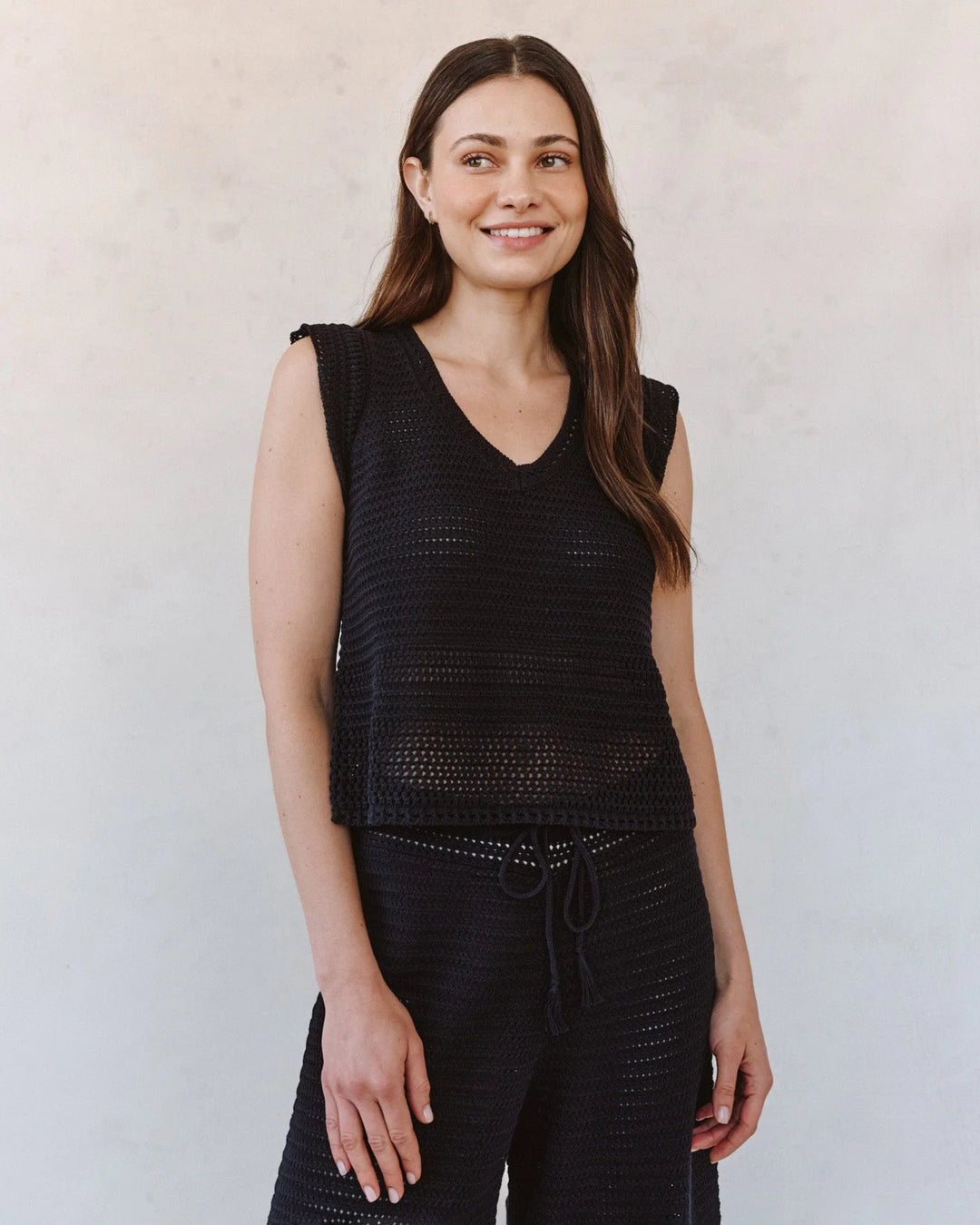 SHORT SLEEVE V-NECK CROCHET TOP