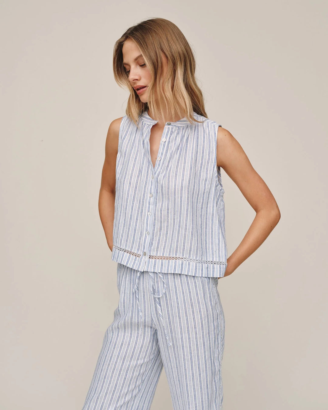 SLEEVELESS BUTTON FRONT