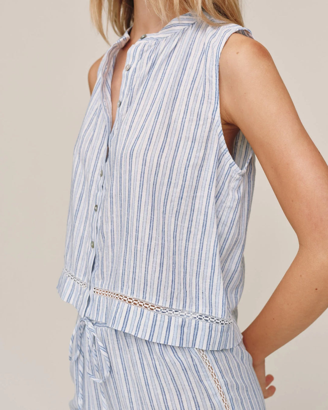 SLEEVELESS BUTTON FRONT