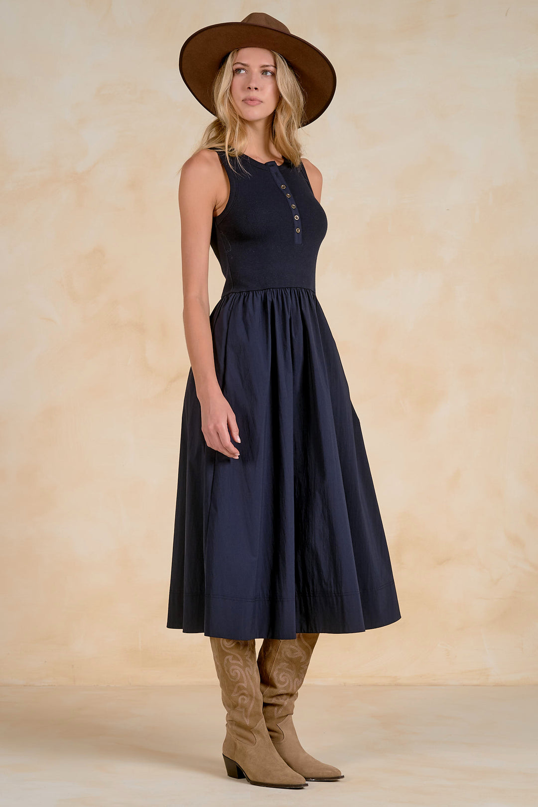 SLEEVELESS DRESS